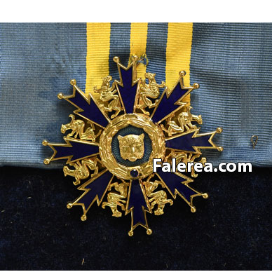 Орден Барыс 1 степени выполнен из серебра с золочением в виде восьмилучевой звезды.