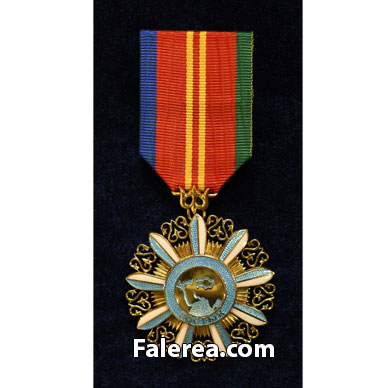 Орден Достық 2 степени полностью повторяет знак ордена первой степени, но он меньшего размера и носится на шестиугольной колодке