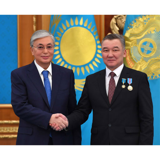 Турсынбек Макишев с Президентом Казахстана К.К.Токаевым во время награждения.