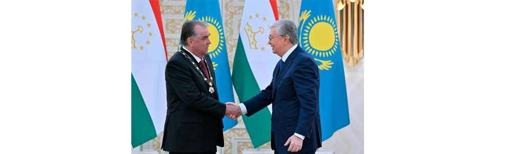 Президент Республики Казахстан поздравляет Президента Республики Таджикистана Эмонали Рахмона с награждением высшей степенью отличия