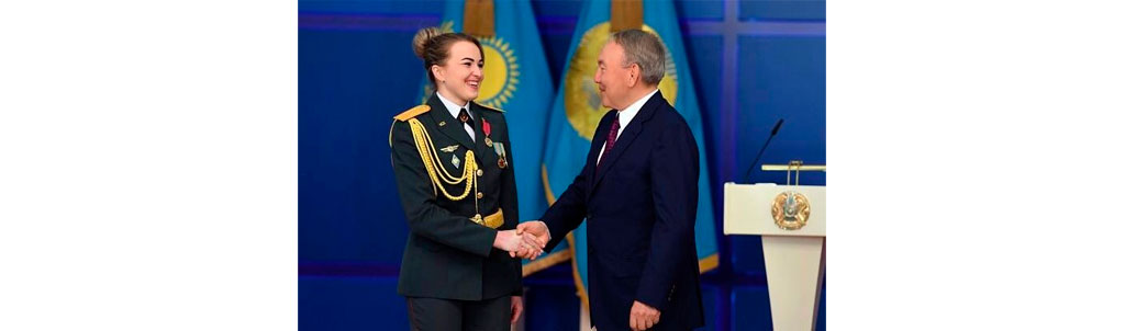Вручение медали Республики Казахстан Жауынгерлiк ерлiгi үшiн А. Райковой.