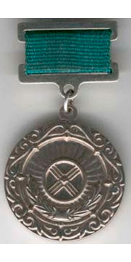 Единый нагрудный знак Республики Казахстан для звания "Заслуженный", учрежденный в 1993 году