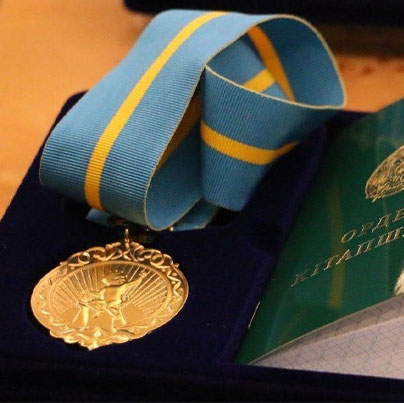 Подвеска Алтын алка и орденская книжка