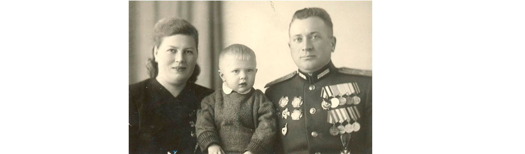 Николай Невский с женой и старшим сыном
