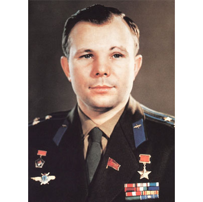 Юрий Алексеесви Гагарин первый в мире летчик-космонавт награжден Почетным знаком ВЛКСМ №2
