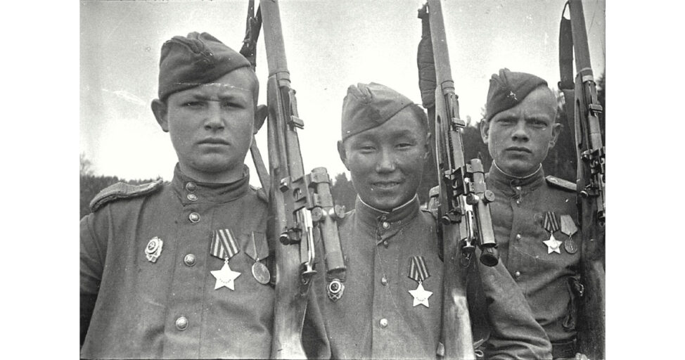 Красноармейцы-снайперы - кавалеры ордена Славы
