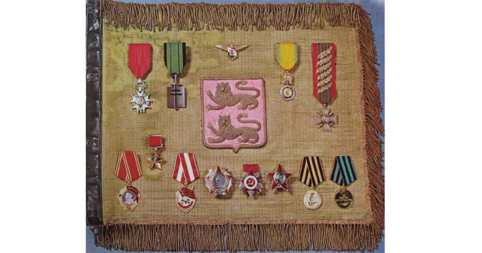 Фаньен (знамя) полка «Нормандия - Неман» с советскими и французскими наградами
