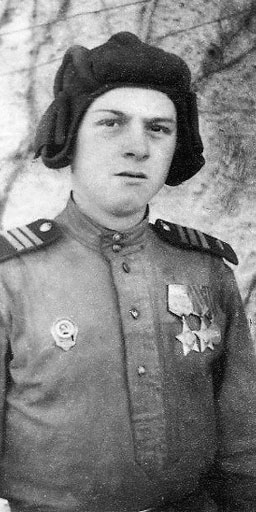 Полный кавалер ордена Славы Геннадий Корюков награжден двумя орденами Трудовой Славы
